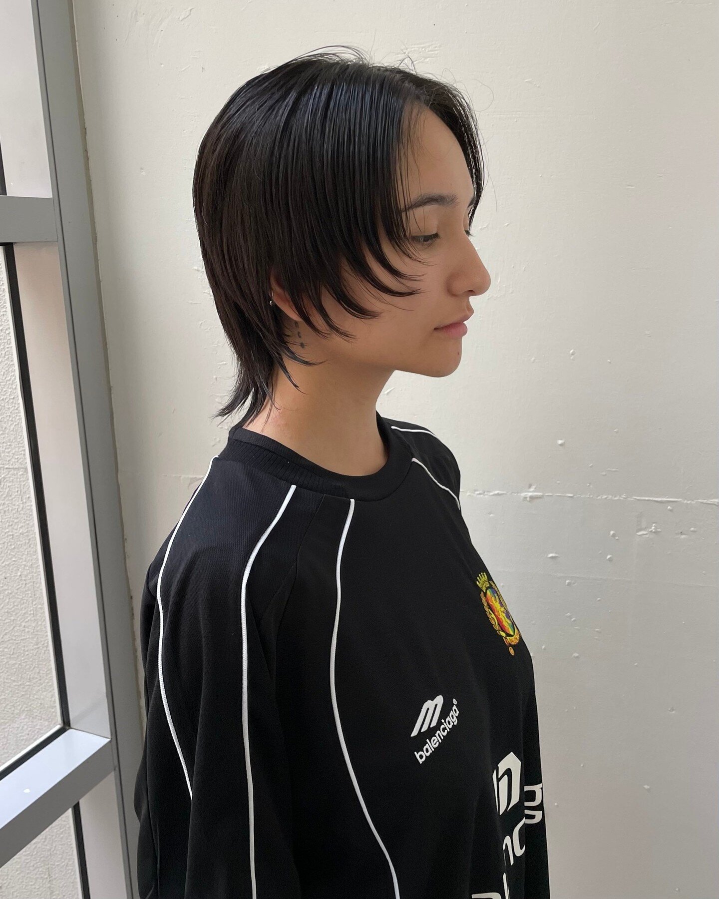 face framing layers/pixie cut ⚽️⁠
swipe &rarr; for more ⁠
⁠
For appointments:⁠
💻 Book online (link in bio)⁠
🕙 Open Tuesday to Saturday at George St salon. ⁠
📍George Street Salon 📞0285902119⁠
Shop 5, 591 George Street, Sydney⁠
⁠
USFIN ATELIER prod