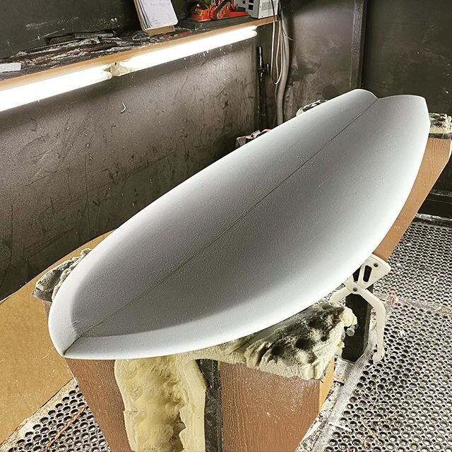 5&rsquo;5&rdquo; keel fin fish for @hannahweb8 
These keel fin fishes are a subtle blend of curves and are essentially a very simple board. Slight rolled displacement hull entry with a pinched rail into a slight concave exit with edge. Twin 50/50 foi