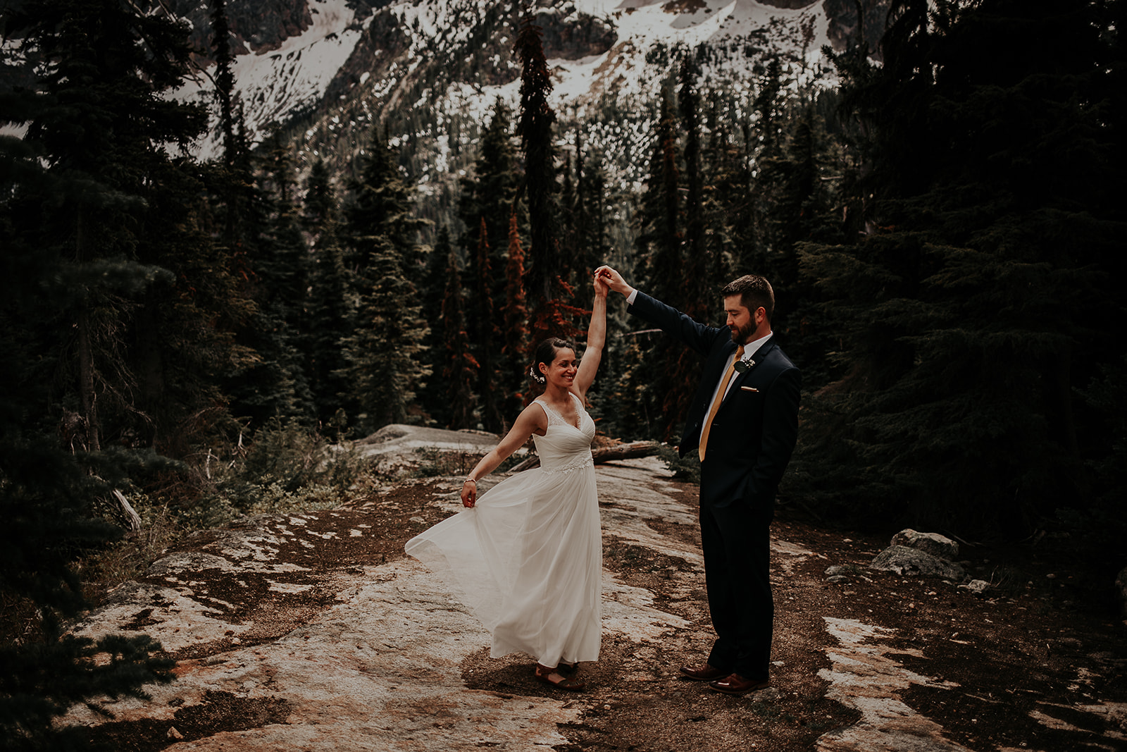 lisaandzack-north-cascades-elopement-wedding-megan-gallagher-photogarphy (13).jpg