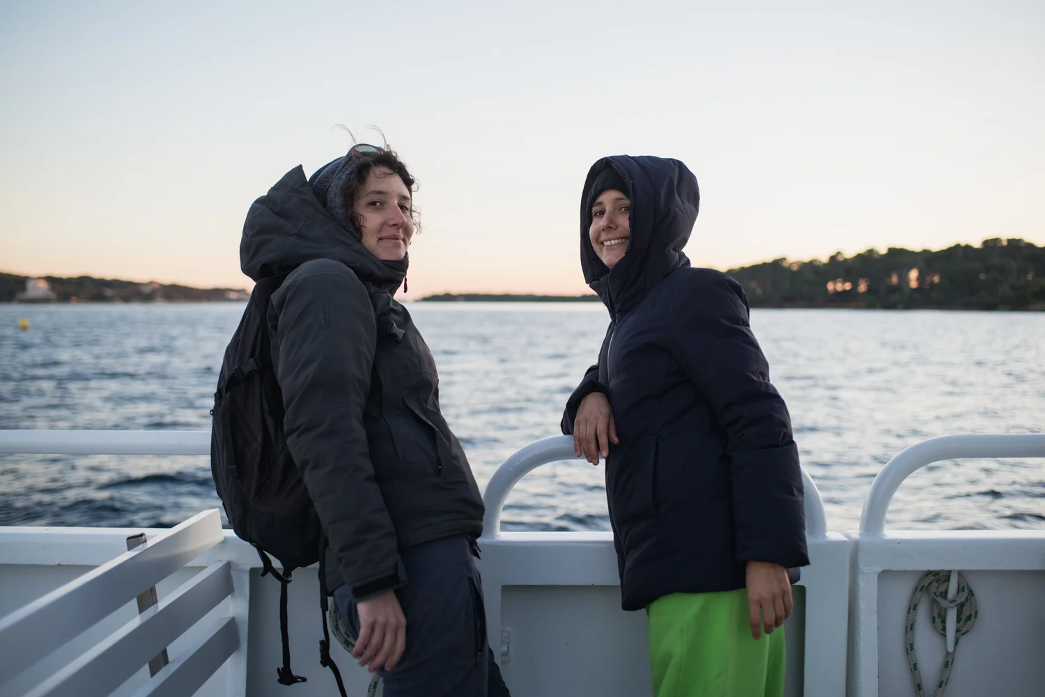 Sur la navette qui transporte la vingtaine d'habitants de l'île (en hiver) jusqu'au Brusc, à 10 minutes.