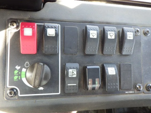 CAT D3K2 #KLL00238 3754hr 2013yr (63).JPG