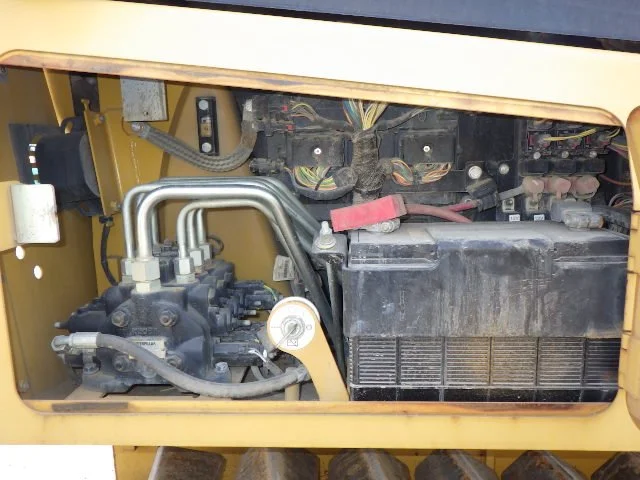 CAT D3K2 #KLL00238 3754hr 2013yr (41).JPG
