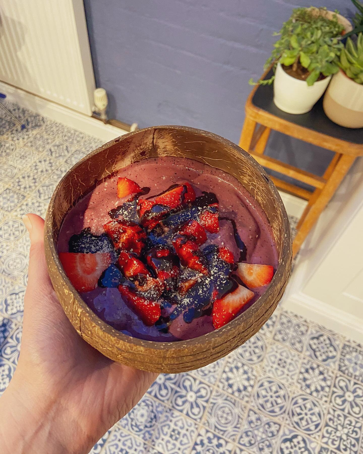 Breaking up the gym content (not that there&rsquo;s much of it 😬) with an aesthetic smoothie bowl 💜

Is anyone else obsessed with them at the moment or is it just me? I&rsquo;m an oats in winter and smoothies in spring/summer kinda gal, as soon as 