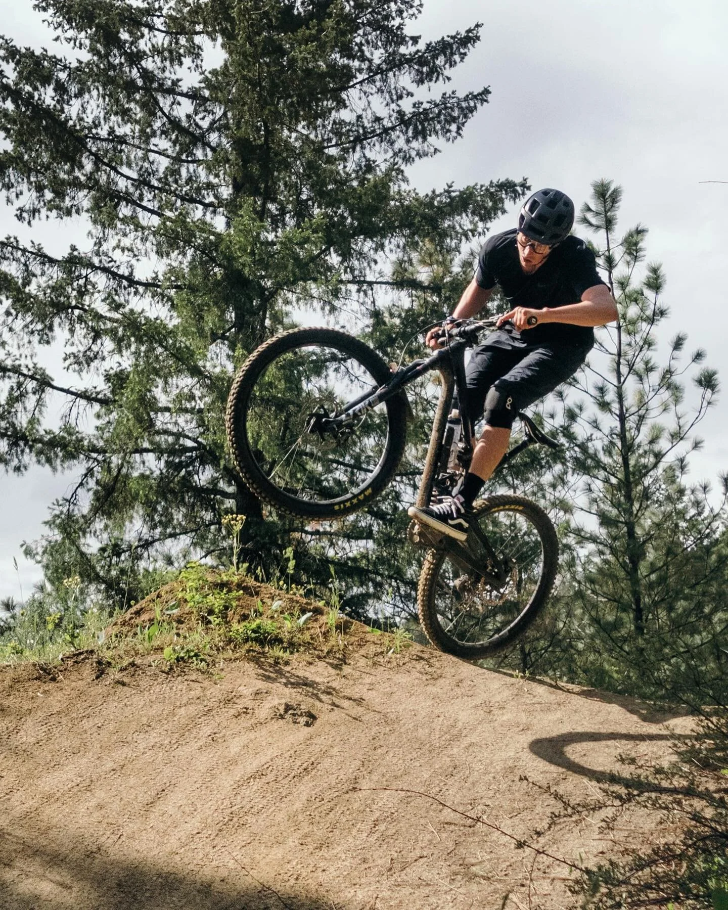 Counting down the days to the @summitatsnoqualmie bike park opening! See you next Friday!! #thepasslife 🚲: @e21 📷: @garretvs
