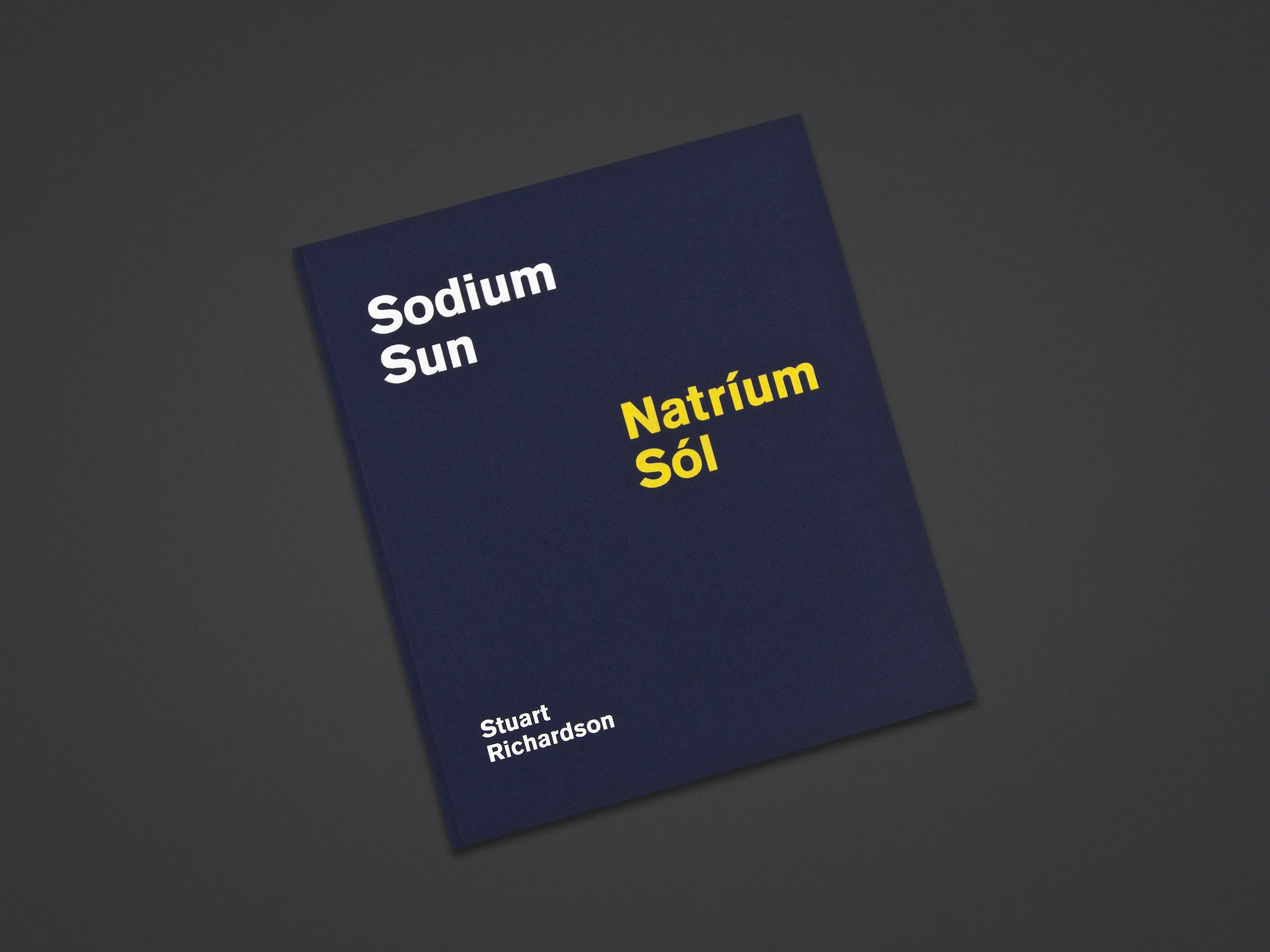 Sodium Sun — Natríum Sól ist das fotografische Ergebnis von Stuart Richardson, der über einen Zeitraum von mehr als drei Jahren Straßenleuchten in der isländischen Landschaft aufgenommen hat. Der Betrachter wird zunächst mit den dramatisch erscheinenden geometrischen Formen der Straßenleuchten konfrontiert, die im Kontrast zur sonst leeren isländischen Nacht stehen. Im Verlauf des Buches werden die Bilder unkonkreter und absurder, die Straßenleuchten zunehmend antromorpher. Sie verstecken sich unter Pinien, leuchten an sonnigen Tagen oder scheinen sich in Gruppen zu sammeln, um die Landschaft zu kolonisieren. Menschen, Autos und Häuser fehlen fast ganz, so dass der Betrachter zum Nachdenken angeregt wird, für wen wohl diese Infrastruktur geschaffen wurde.