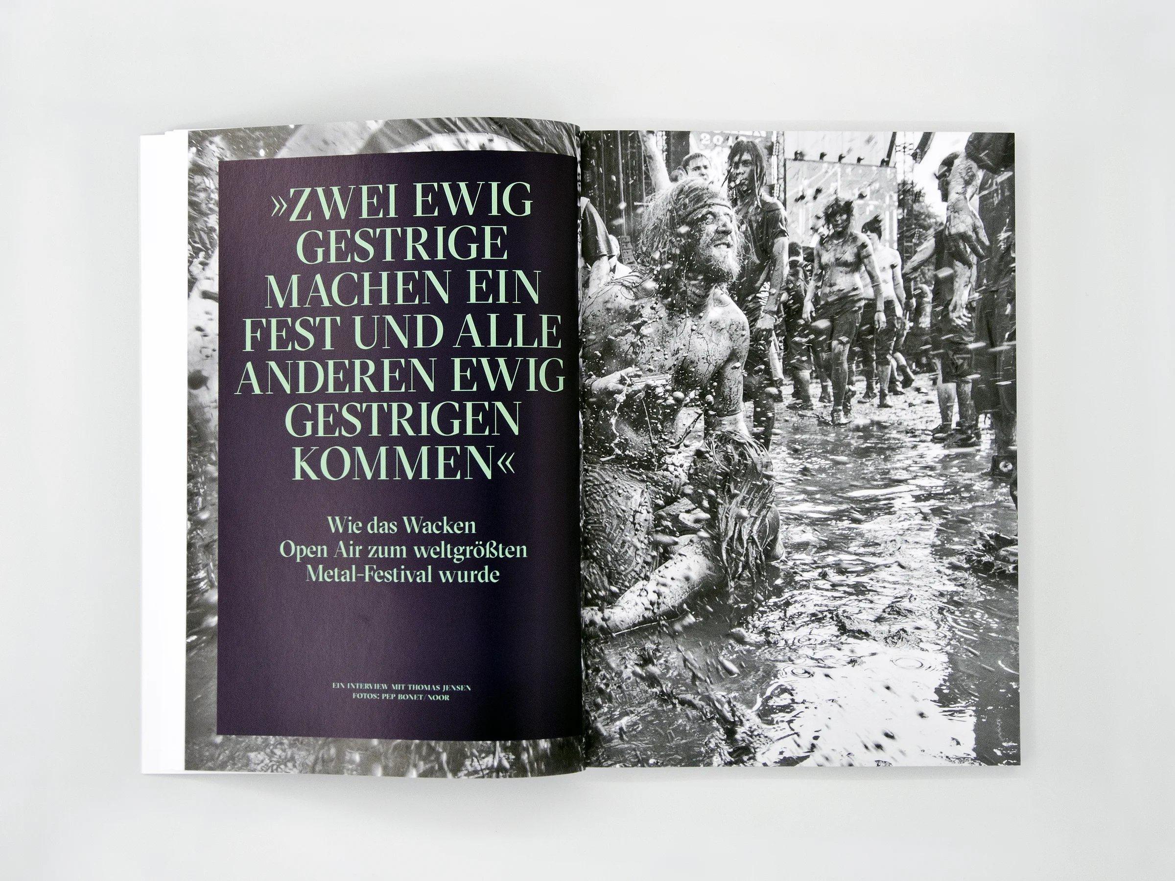 »REVUE — Magazine for the Next Society« wirft einen verspielten, ethnografisch inspirierten Blick auf die Vorboten einer Zukunft, die längst begonnen hat, unseren Alltag umzukrempeln. Wir blicken auf Grenzgänger und überraschende Nachbarschaften, auf all die sozialen Neuerungen, die gleichzeitig Treiber und Ergebnis einer digitalen Transformation unseres Zusammenlebens und Arbeitens sind.