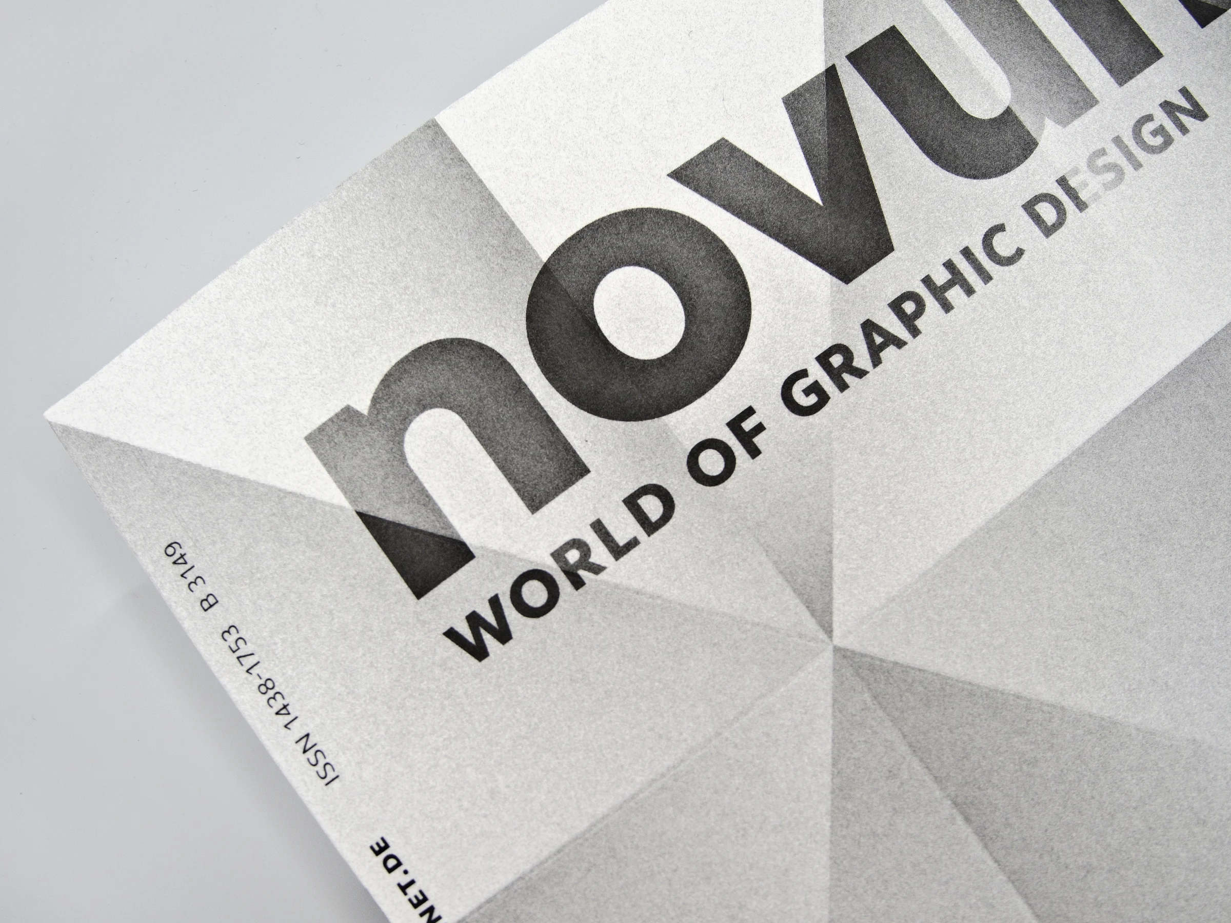 »Creative Paper« novum — World of Graphic Design Umschlaggestaltung / Cover Design in Zusammenarbeit mit Patrick Marc Sommer