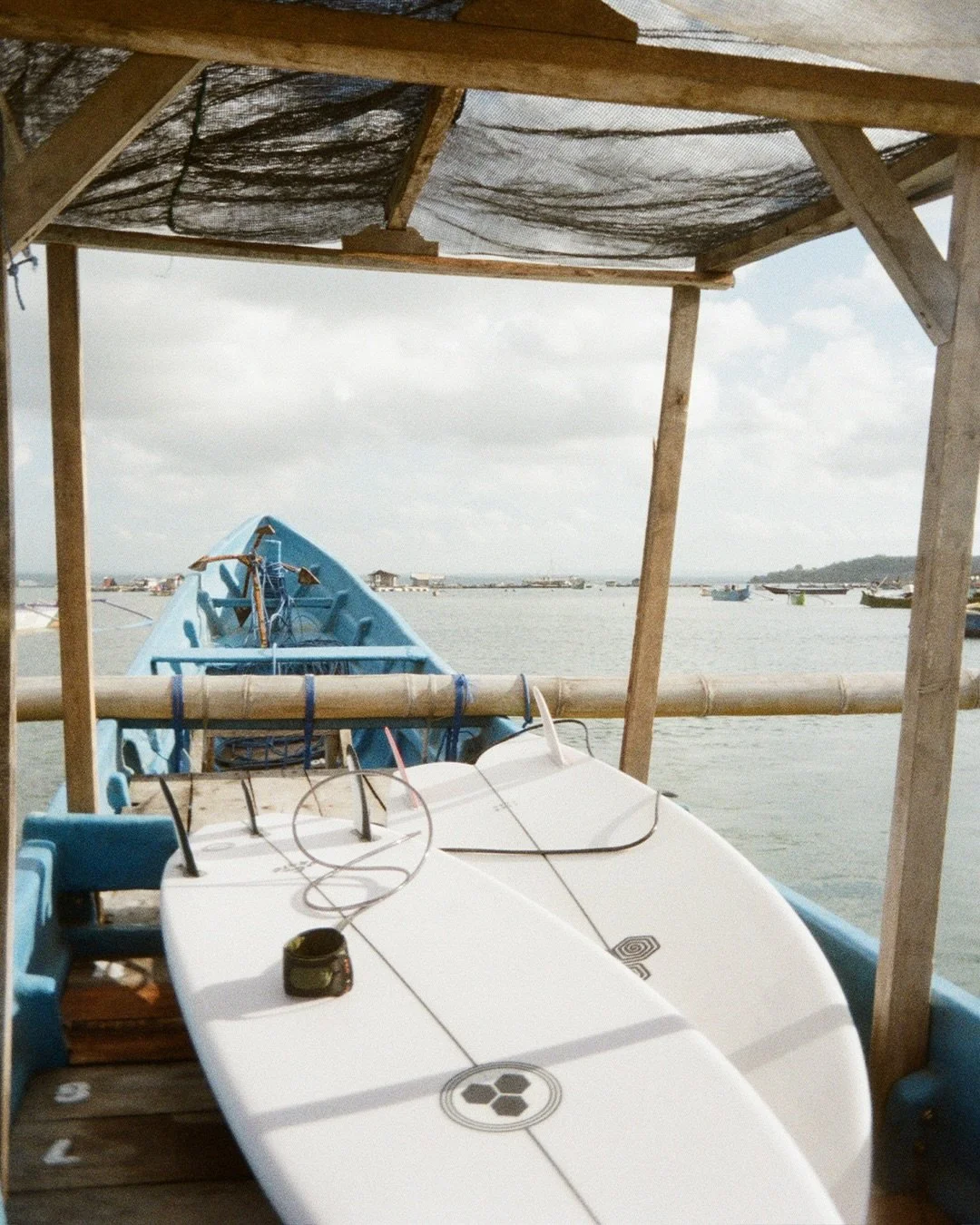indonesia on film🎞️🌴
from the bed to the boat straight into the line up, mornings well spent 🫶🏼

#indonesia #surftrip #surfing #analogphotography #kodak