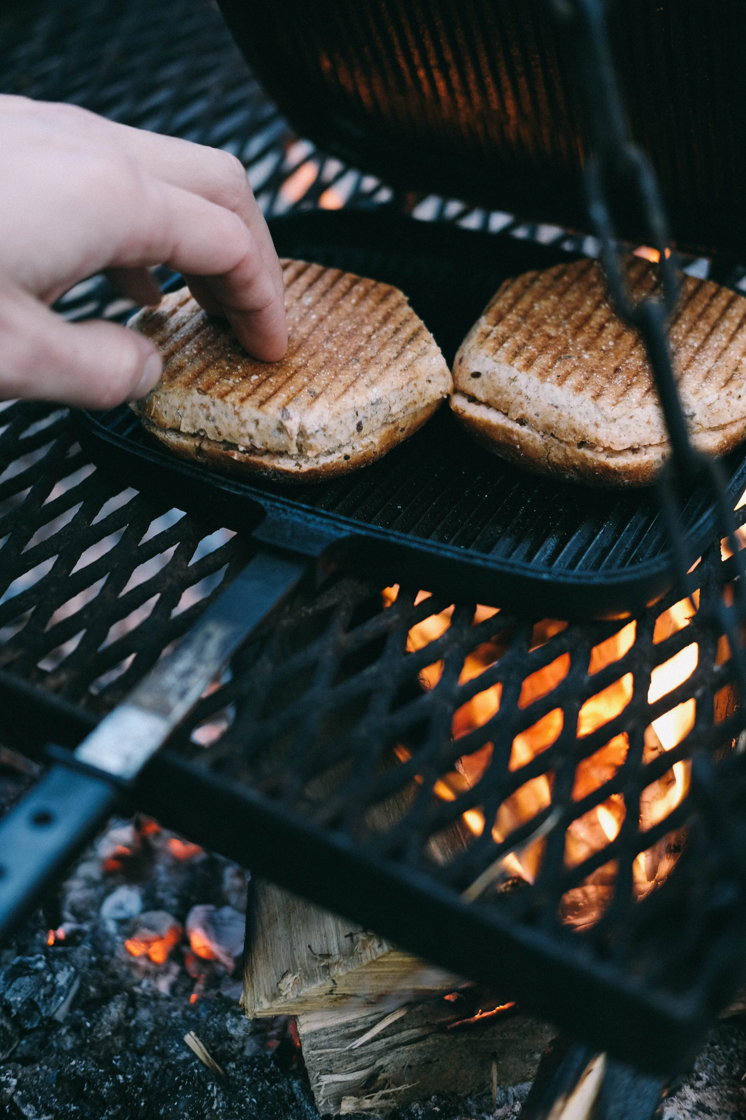 Varma mackor över öppen eld 