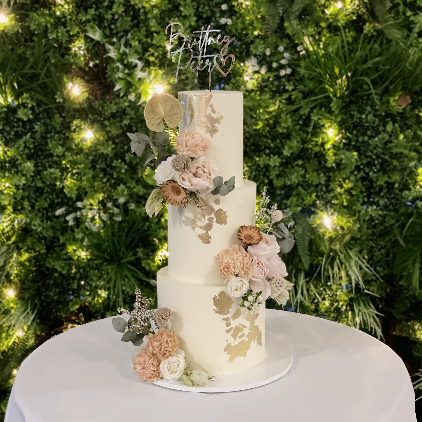 I think @bloomsbybridie is my soul vendor, always supplying THE perfect colours and quantities based off my very nonchalant floral briefs 😂 example, these perfect neutral flowers for Brittany and Peter&rsquo;s wedding cake!