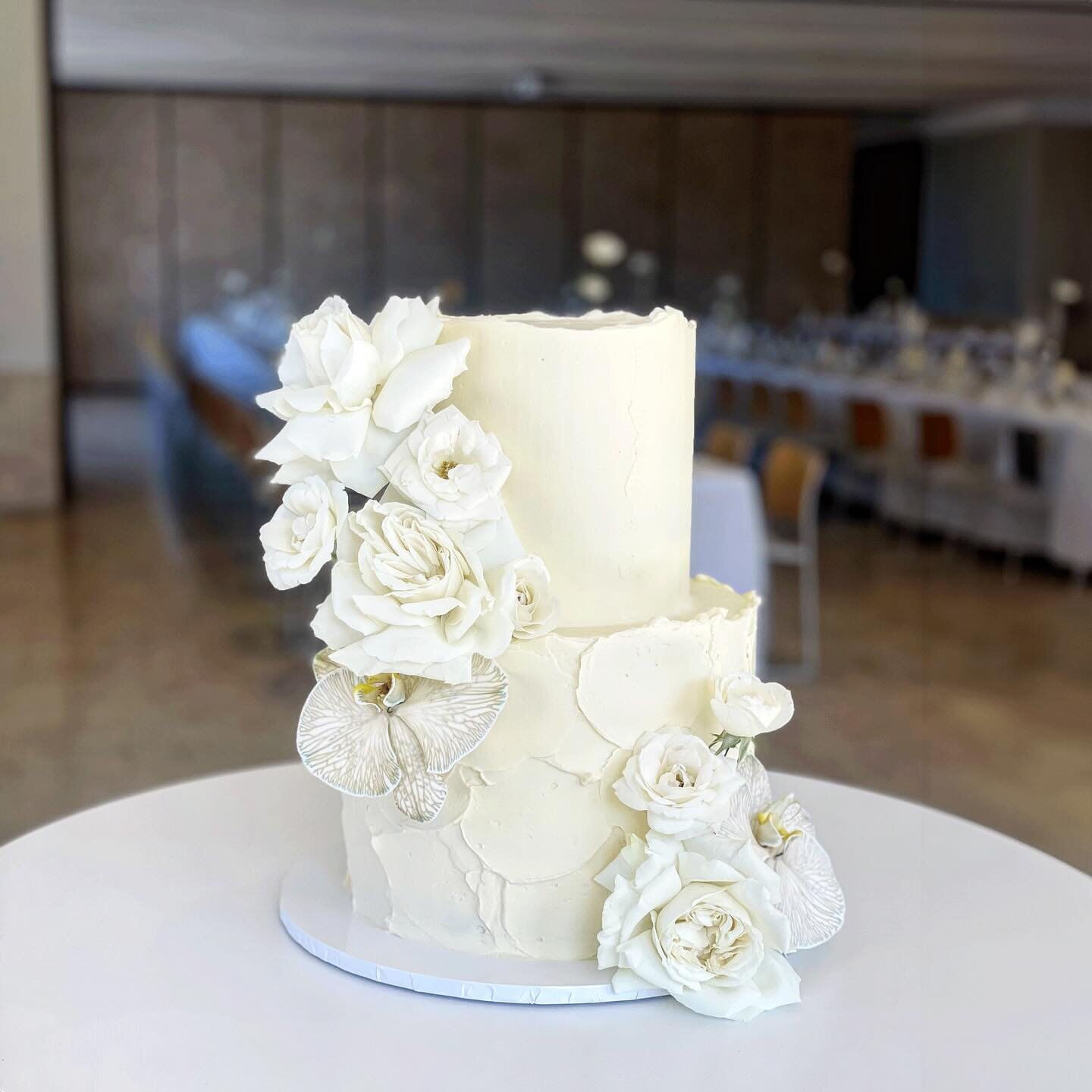 Check out Karen and David&rsquo;s beautiful white on white (with a lil latte) wedding cake. The deckled edges match the reflexed roses and the palette knife swirls match the orchids, my graphic designer brain never turns off&hellip; chefs kiss!