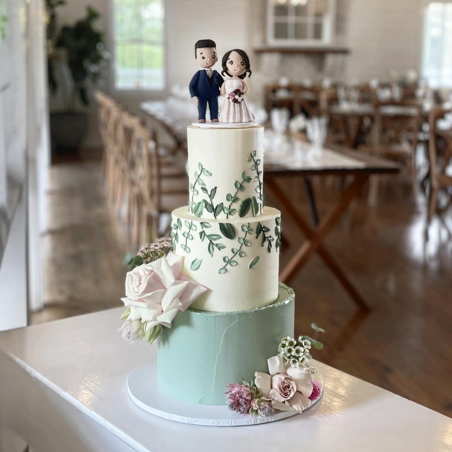 Monique and Cameron seriously challenged my buttercream skills to create this beauty for their wedding day! I think I redid the leaves 4 times in different colours and arrangements before I was happy with it 😂