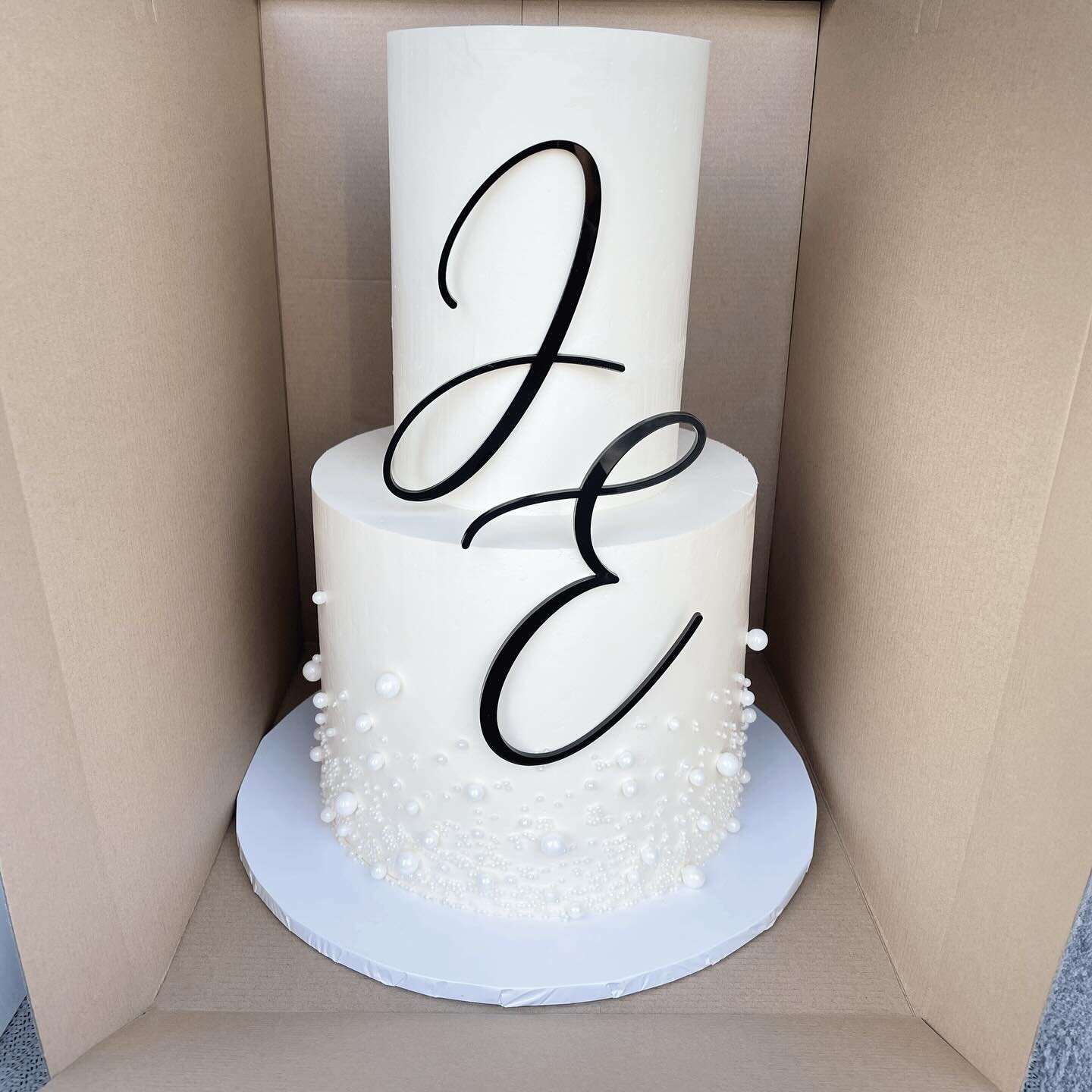 A less than professional quick snap in the back of my car of Jenna and Edward&rsquo;s fabulously pearly cake. My graphic designer heart loves the black on white froppers (and it&rsquo;s one of the only times we recommend black - usually a black toppe