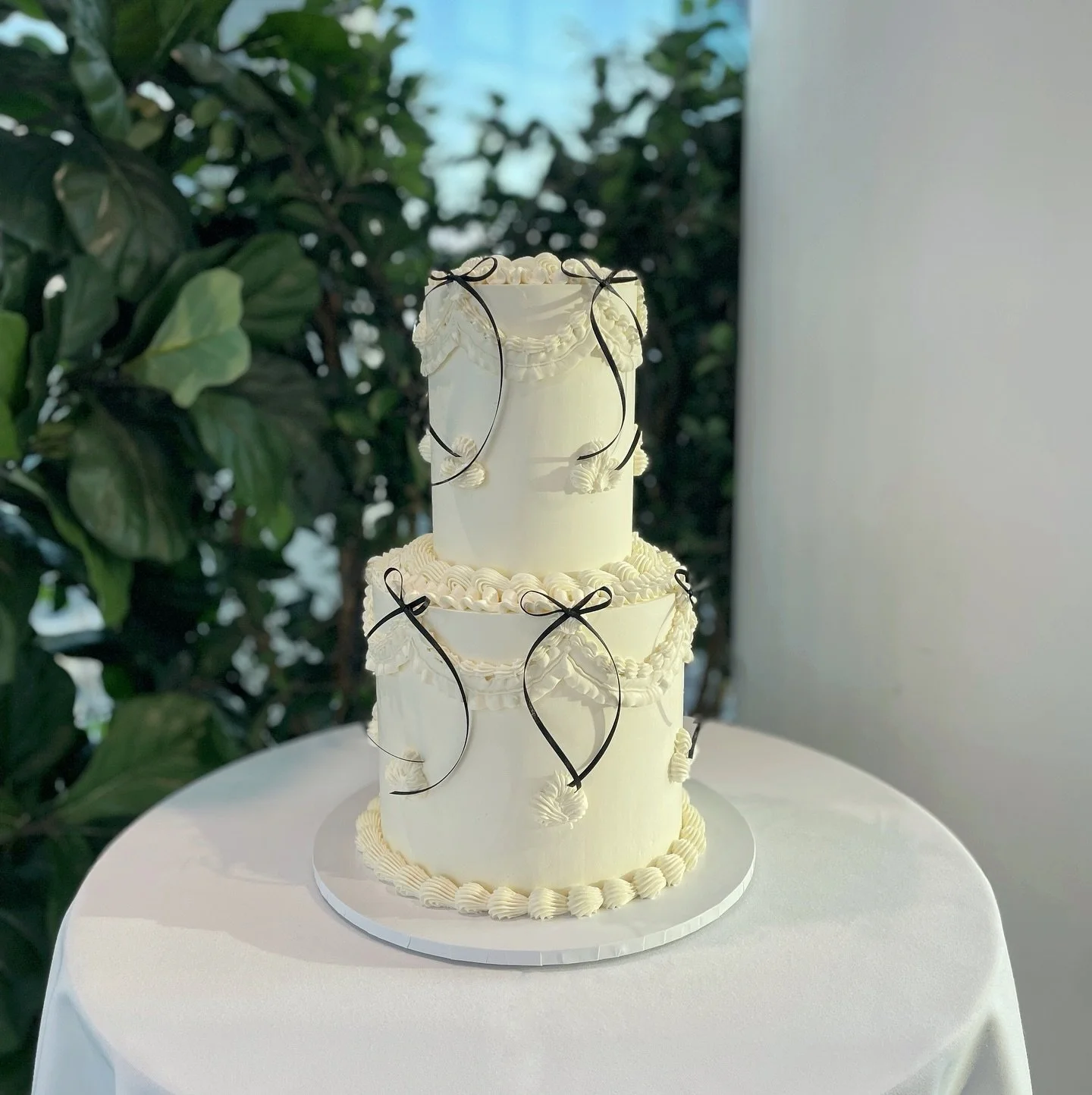 Dwyer and Tyler&rsquo;s beautiful Lambeth piped wedding cake&hellip; made extra special with the little black ribbons!