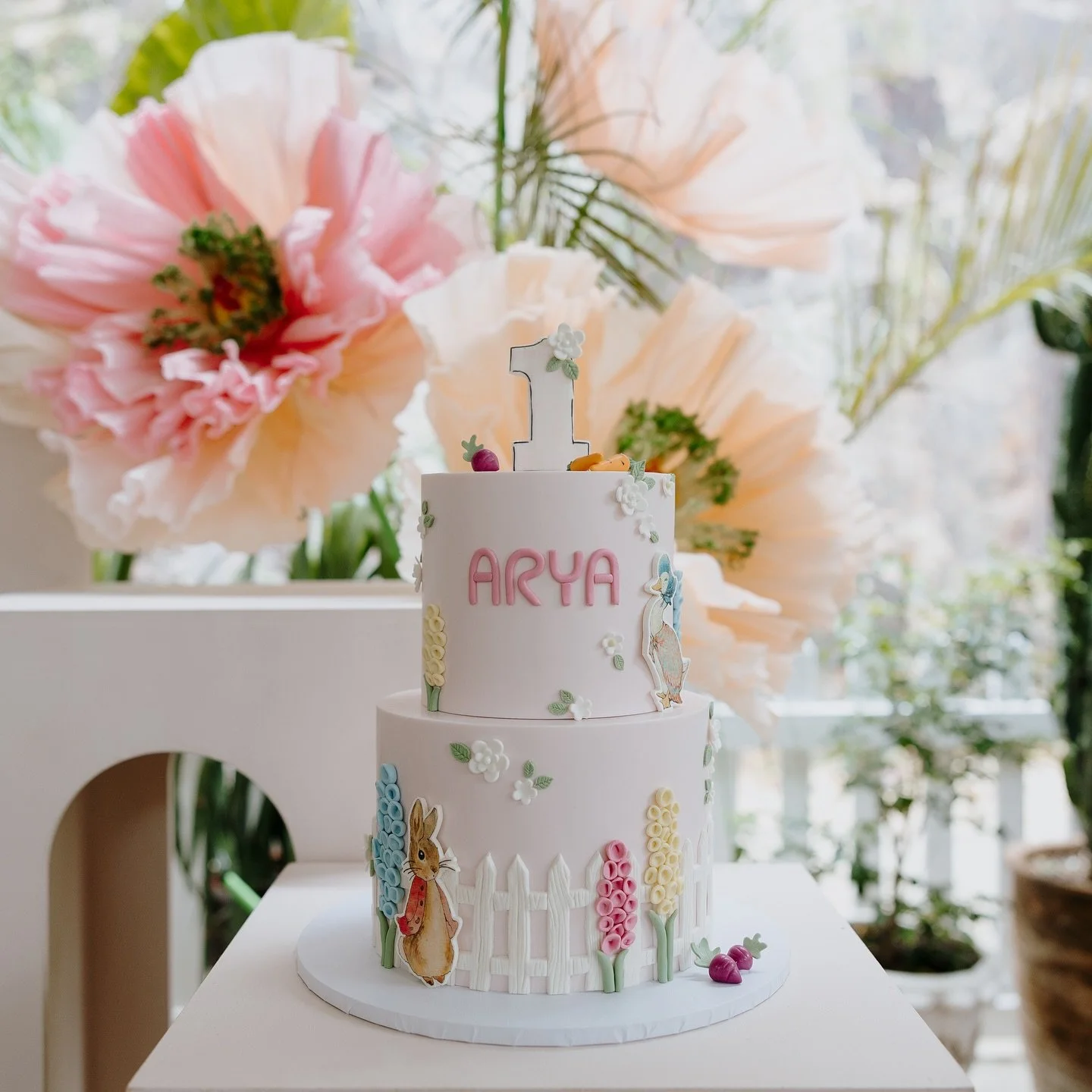 Happy first Birthday Arya! We worked with the most lovely bunch of vendors for this bunny themed party and created a two tier cake plus themed sugar cookies. My absolute favourite thing was the veggie cart and giant flowers. Venue: @howardsmithwharve