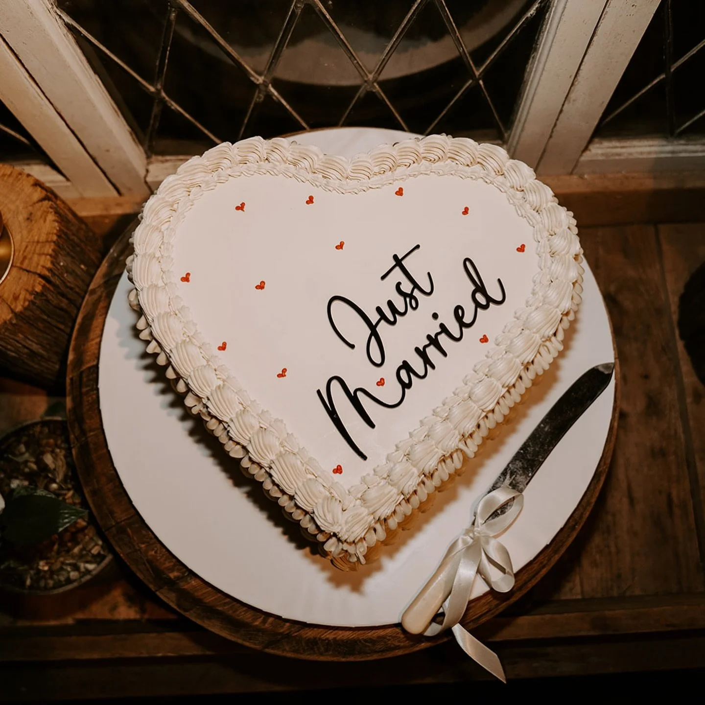@aimeecatt making my cakes look beautiful since forever. Congratulations Holley and Matt!
