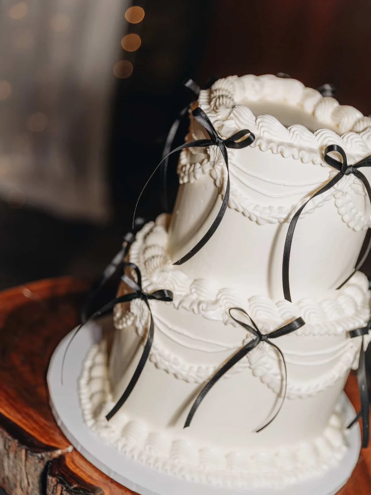 Congratulations Isabella &amp; Ryan! Their cake was a combination of the best things - hearts, bows and Lambeth piping - and of course it was at one of our favourite local venues @oceanviewestates