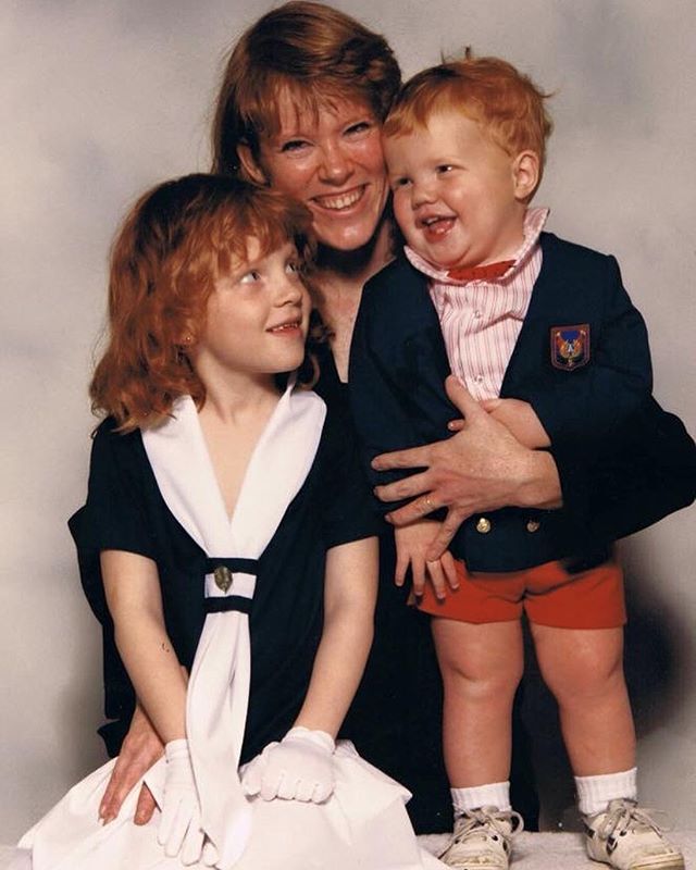 No knees, no problem on a Happy Mother&rsquo;s Day! My Mom doesn&rsquo;t have Instagram. I think I have to call her. Shit.
.
.
.
.
#mothersday #mothersday2019 #tbt