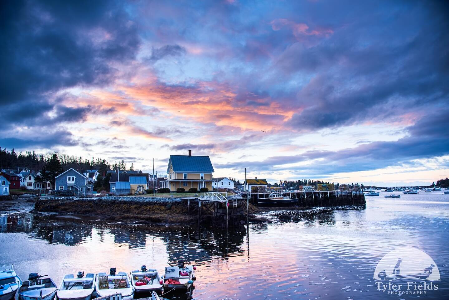 VINALHAVEN | Maine 

Pretty stellar view. It can be yours too, just ask the folks over at @davidsonrealtyvinalhaven for the info.