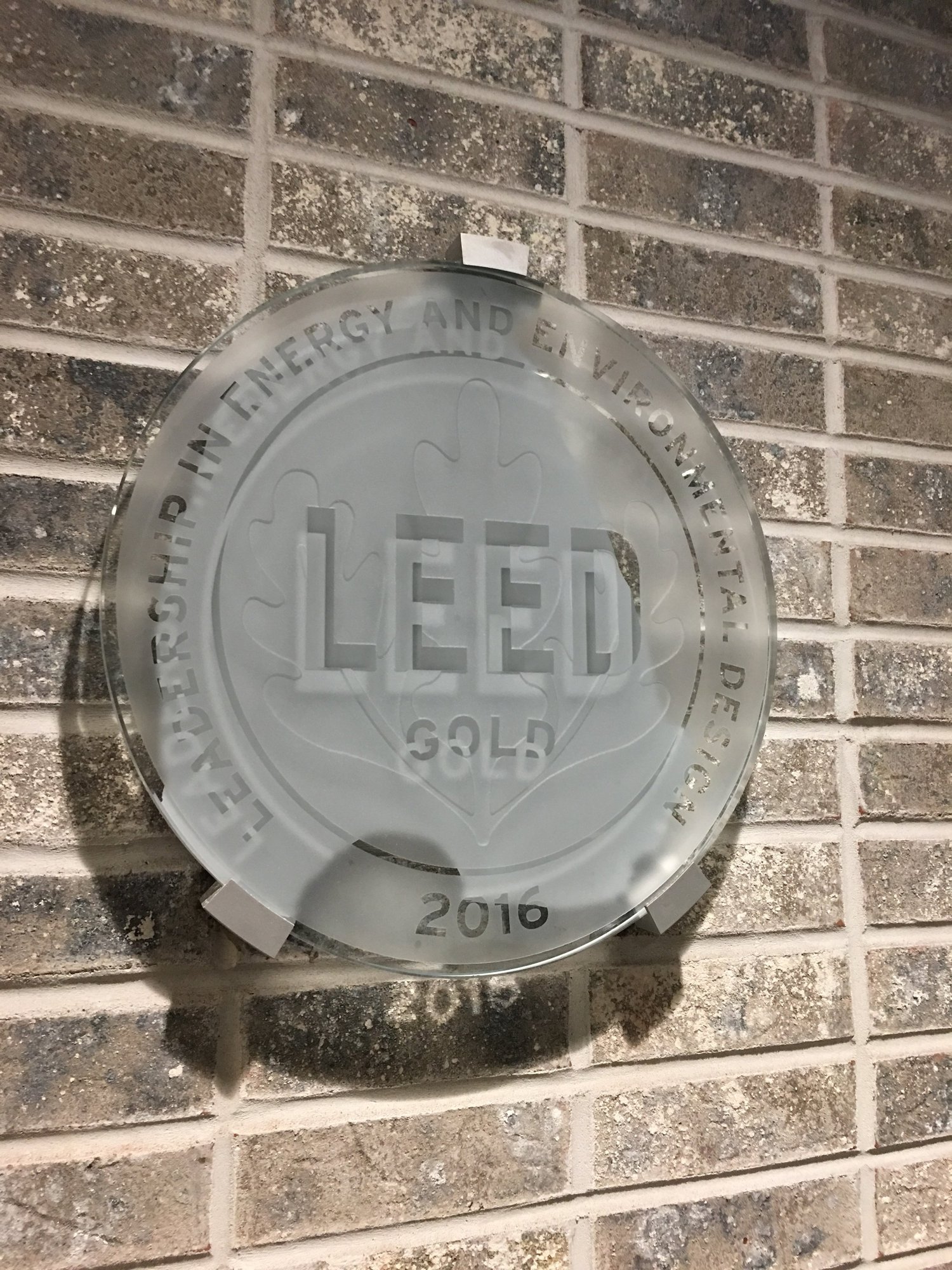 纽约住宅大楼入口处的 LEED Gold 认证标识实拍