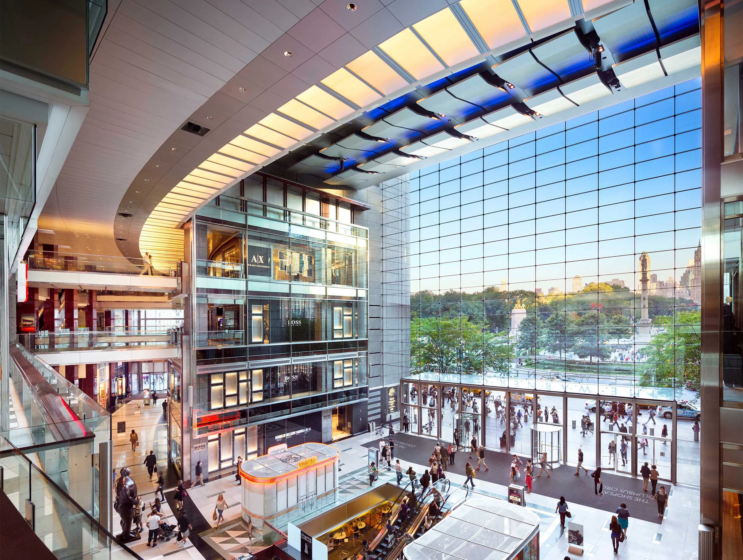 时代华纳中心的购物商场 The Shops at Columbus Circle 购物商场内部,紧邻中央公园。