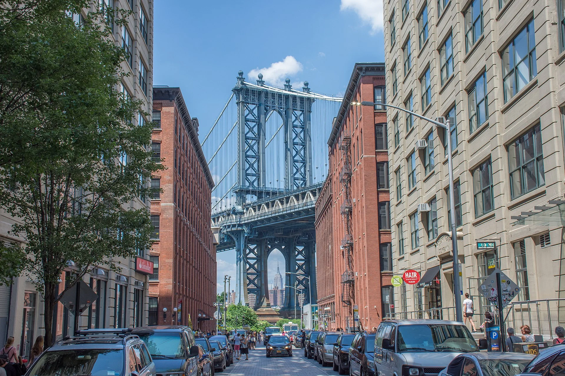 跟Long Island City地理位置和历史背景很相似的布鲁克林DUMBO,已经涨到跟曼哈顿平起平坐,过去两年都是纽约市房地产第5贵的社区。