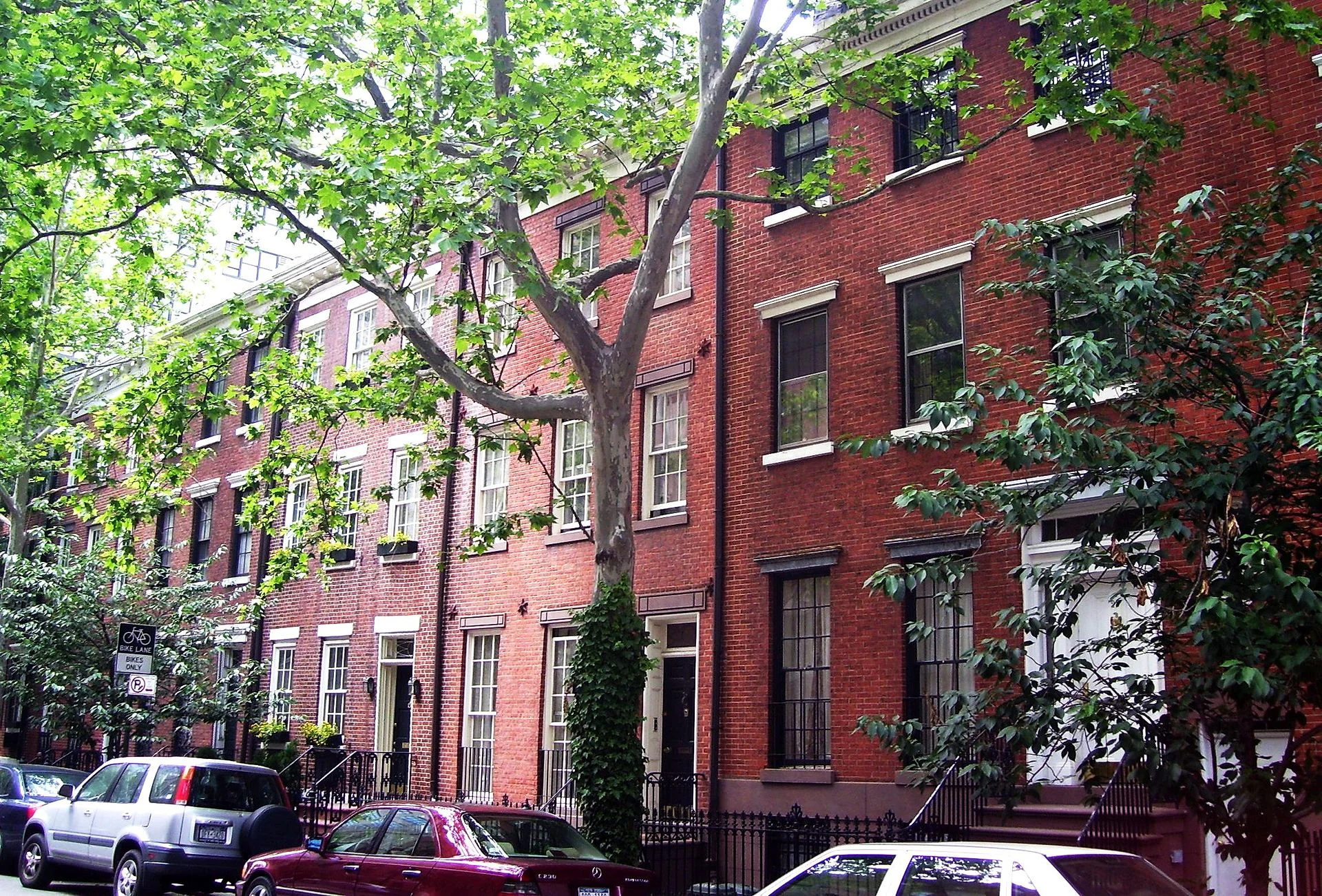 Hudson Square 的联排别墅,很多都是被政府保护的历史古迹,外立面不可以随意改动。