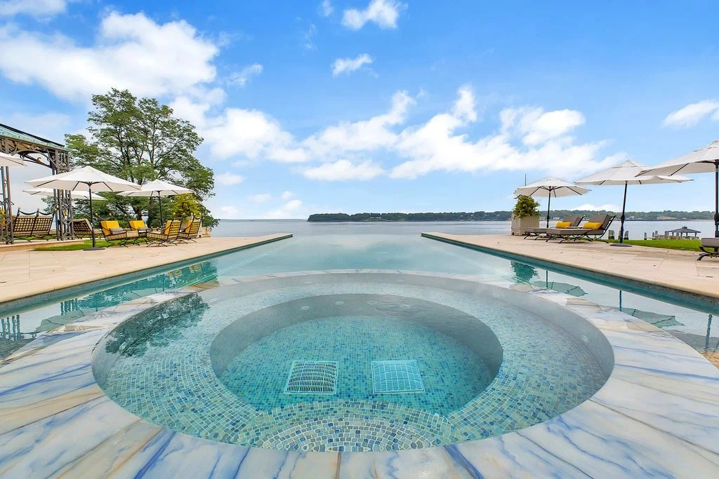 Great Neck 高端住宅面向海湾的泳池与户外休闲空间