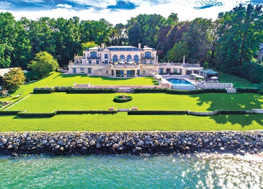 Great Neck Kings Point 临水豪宅、草坪、泳池与海湾