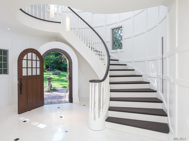 Manhasset Tudor 住宅弧形楼梯与拱形入口