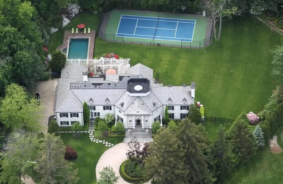 Westchester 带泳池与网球场的大型住宅