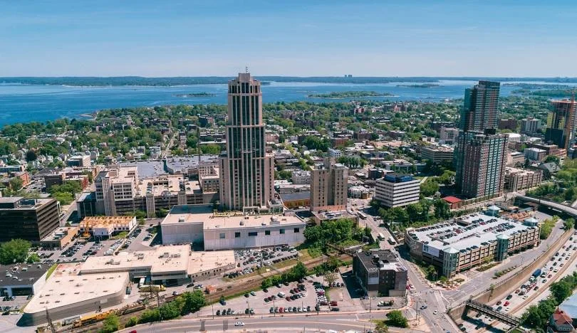 New Rochelle 城市、住宅区与 Long Island Sound 航拍