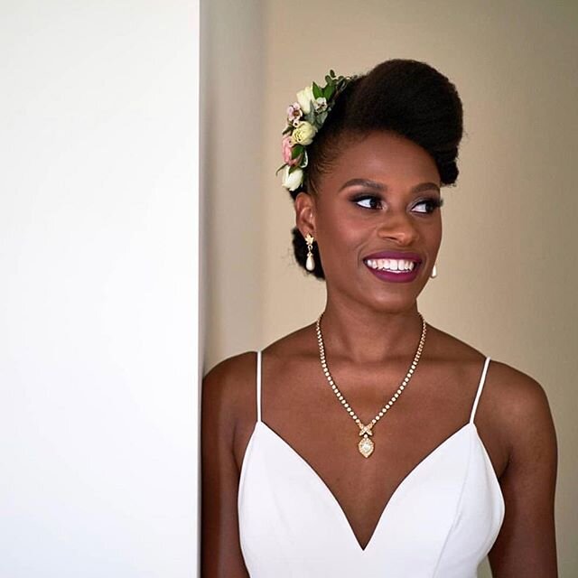 Happy Friday ✨
Throwing it back to our beautiful bride Naomi from this past fall ❤️
Love this lip on her 😍
Hair: @hairbyreyunna_ 📷: @aaron.spicer.weddings