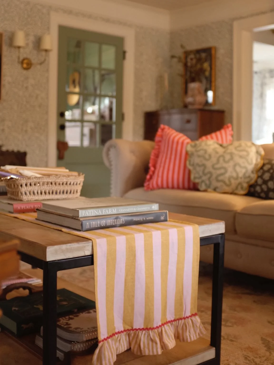 friday photo dump: tiny bits of valentines, currently reading 📖, beautiful sunset, bathroom moments. how is your week going?