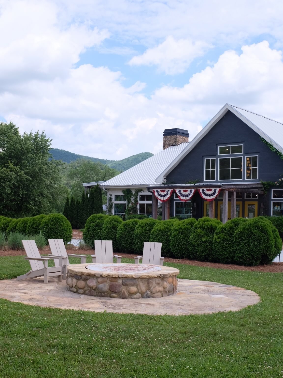 official kick off of summer with a mountain 🏔️ getaway to celebrate @farmersamgraham birthday! 🎂 

first stop @julepfarms for drinks and shopping and so much inspiration!! always blown away!  followed by early dinner in the highlands at four65 and 