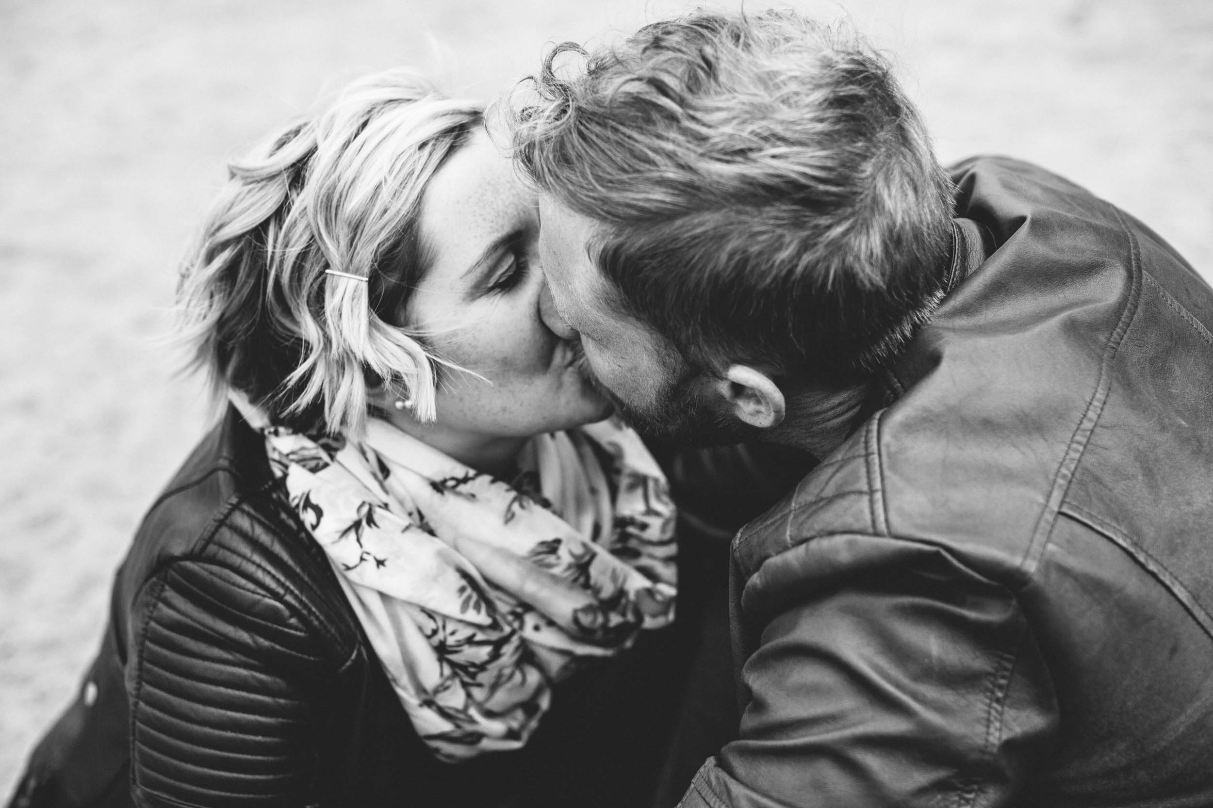 Par som pussas på strand på Lidingö