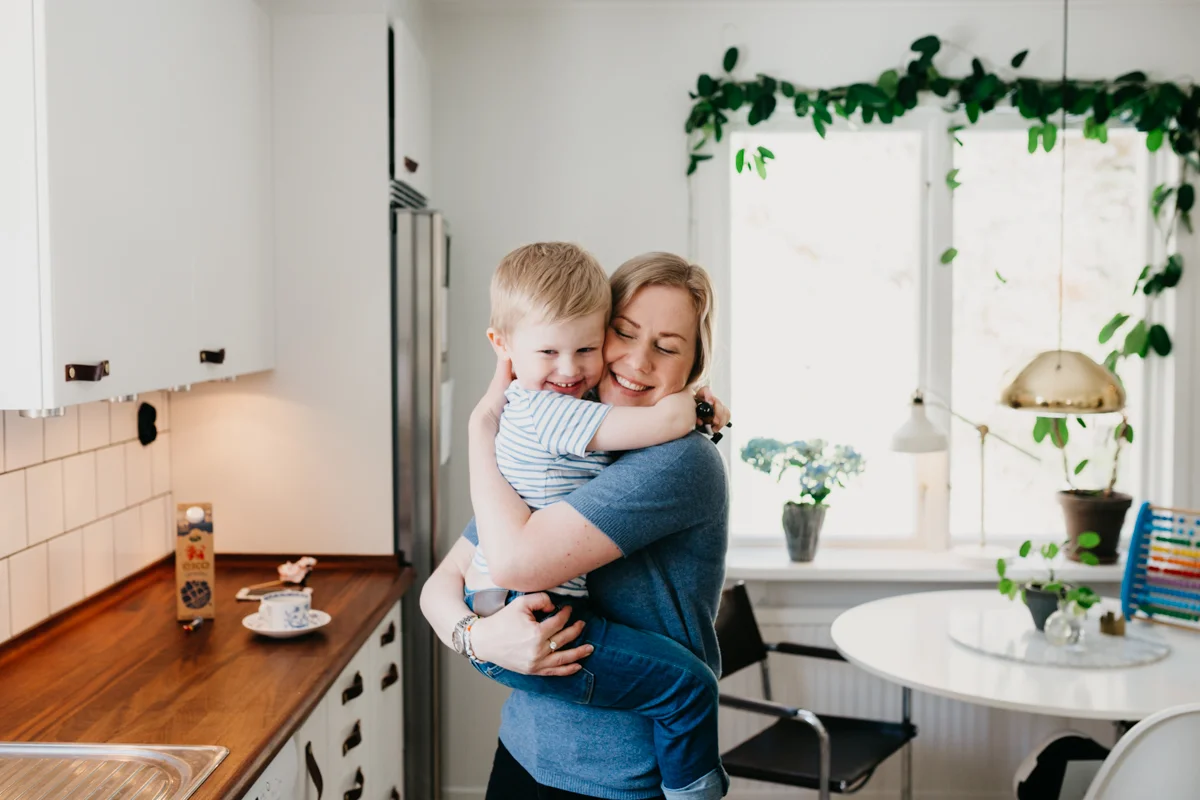 Mamma och barn i kök