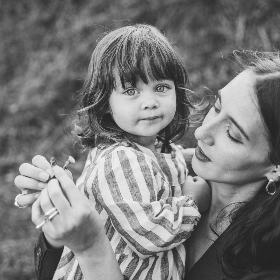 boka-familjefotografering-utomhus-i-stockholm