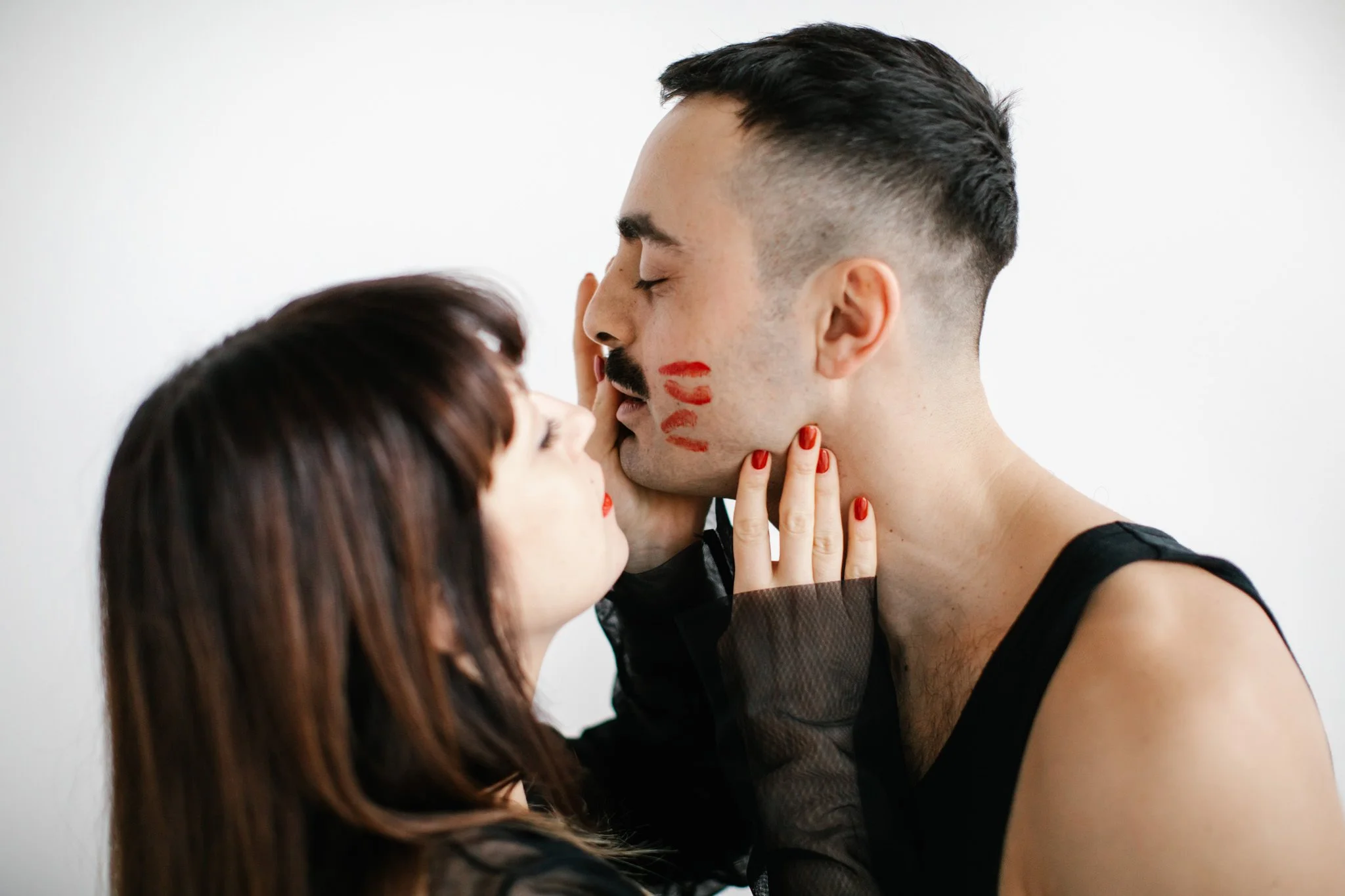 Man som har fått röda pussmärken på kinden av sin fru.