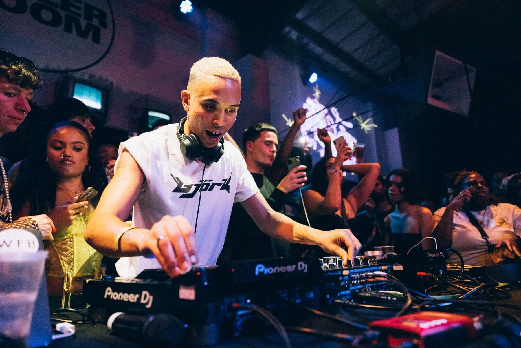 Live music photography of Tomy Gold performing at PinkPantheress Boiler Room set