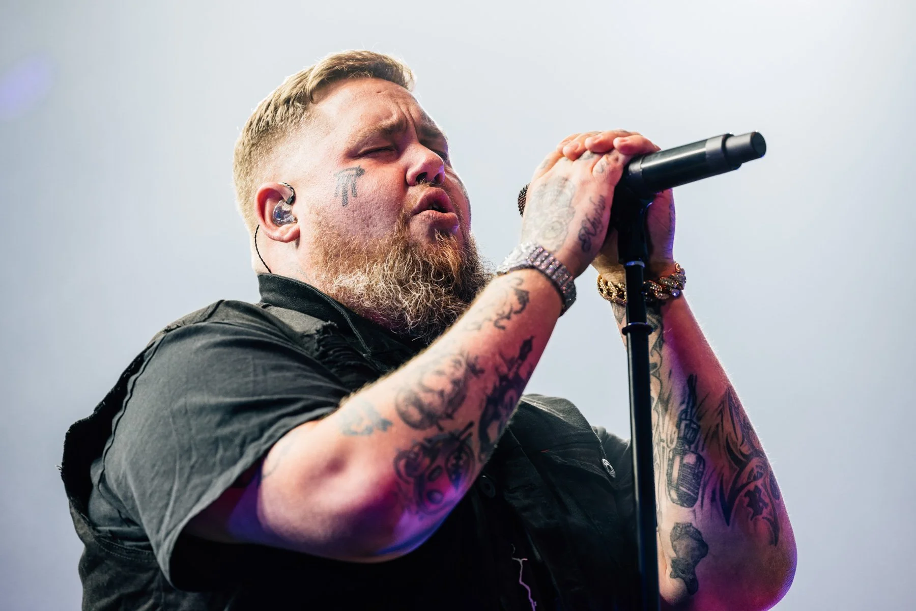 Live music photography of Rag’n’Bone Man at Henley Festival