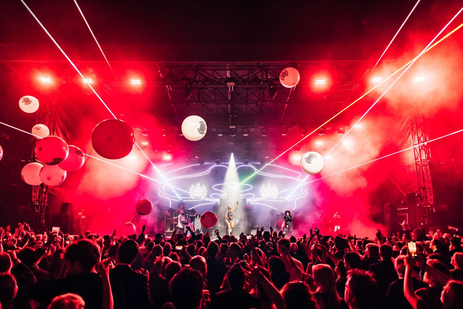 Live music photography of Elle Sax performing at Henley Festival