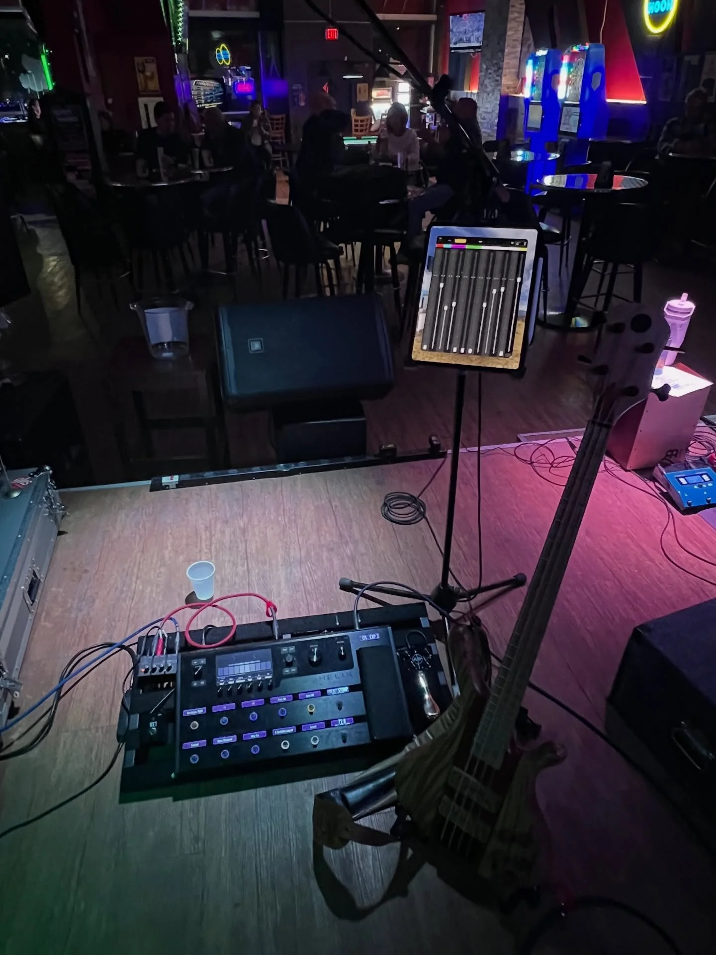 @prettywhenshesangry hits momentarily! 8-11:30. Missing my son's birthday bedtime for it, so some out and make it worth it!

Also- trying @darrentoplaybass 4-string in standard tuning for this one!