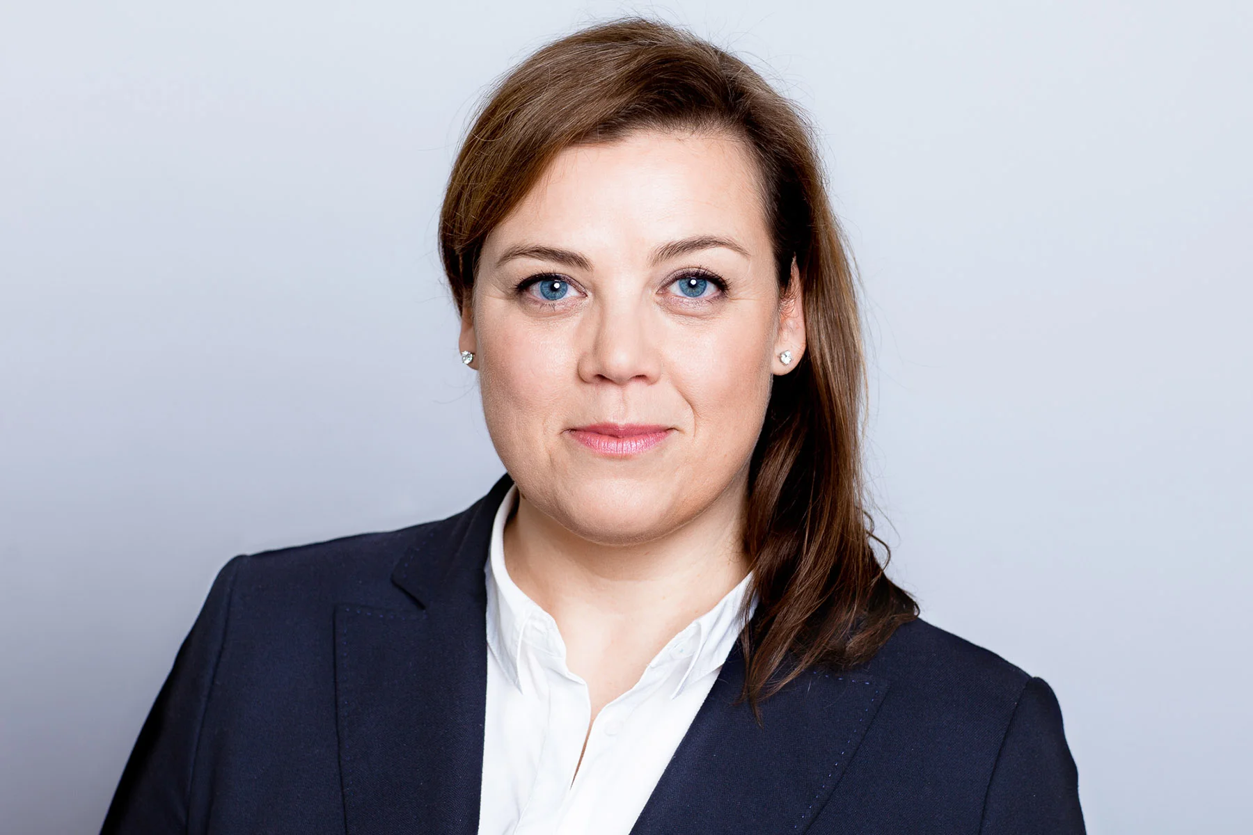 Businessportrait einer Anwältin im Business Anzug