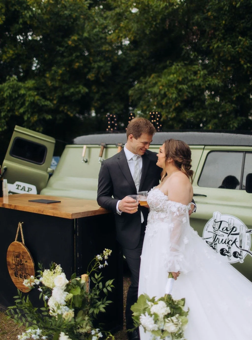 We know a few people... 😉

We&rsquo;ve worked with some truly amazing vendors over the years&mdash;and we&rsquo;re happy to share recommendations to help you curate the perfect team!

Just look at this set up from @taptruckmidwest 😍

📸 @brookewima