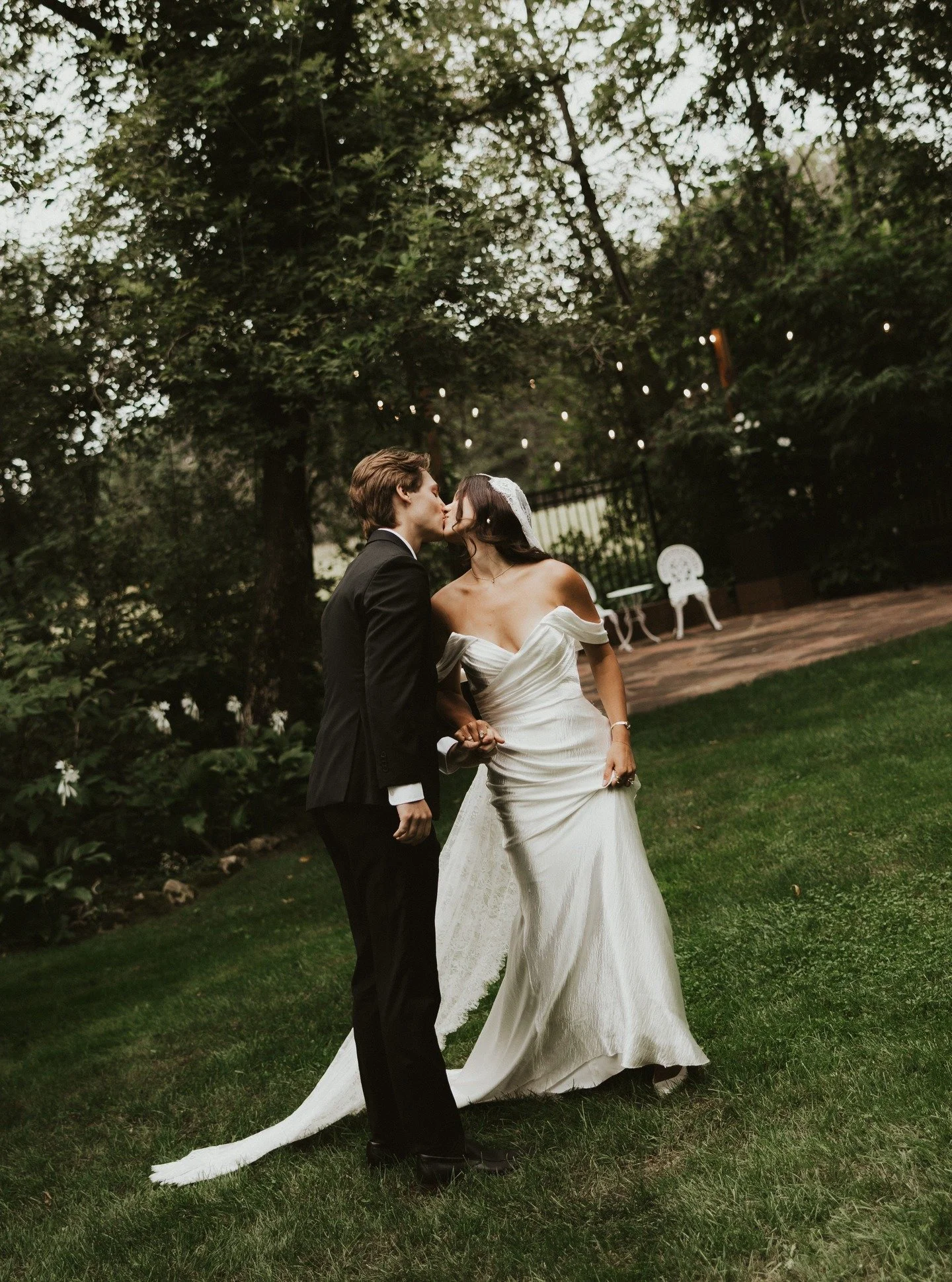 Sweet moments in the garden ✨

Vendors:
💐Floral: @louna.studios
📘Planning: @magnoliatreeweddings
📸Photo: @emma.rosephoto
👰&zwj;♀️Model: @victoriaabloomquist