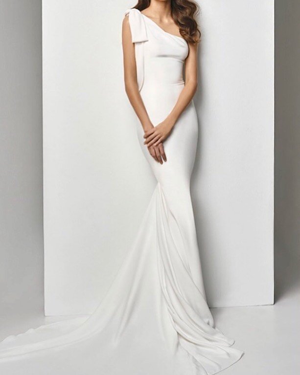 Make a statement in this stunning one-shoulder gown 💜 @enzoani