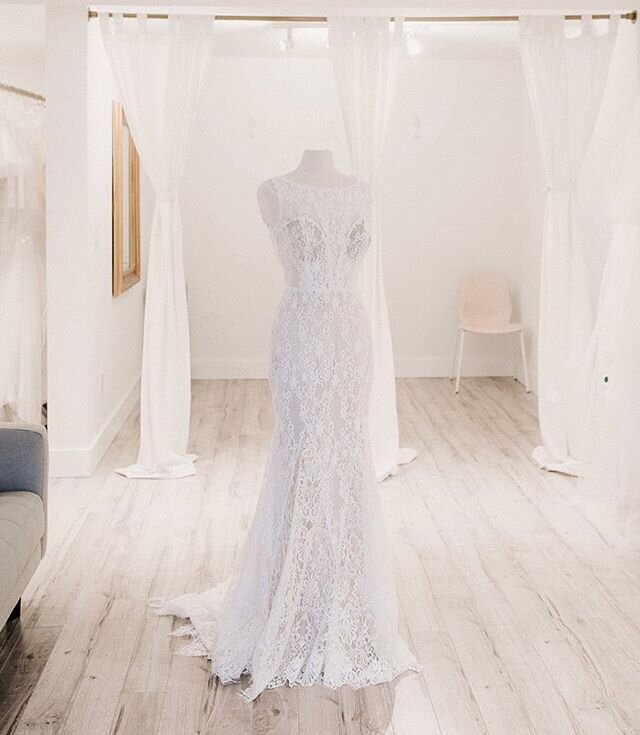 A classic high neck with whimsical lace details 💜
&bull;
&bull;
Photo: @mariadenommephotos 
Dress: @enzoani