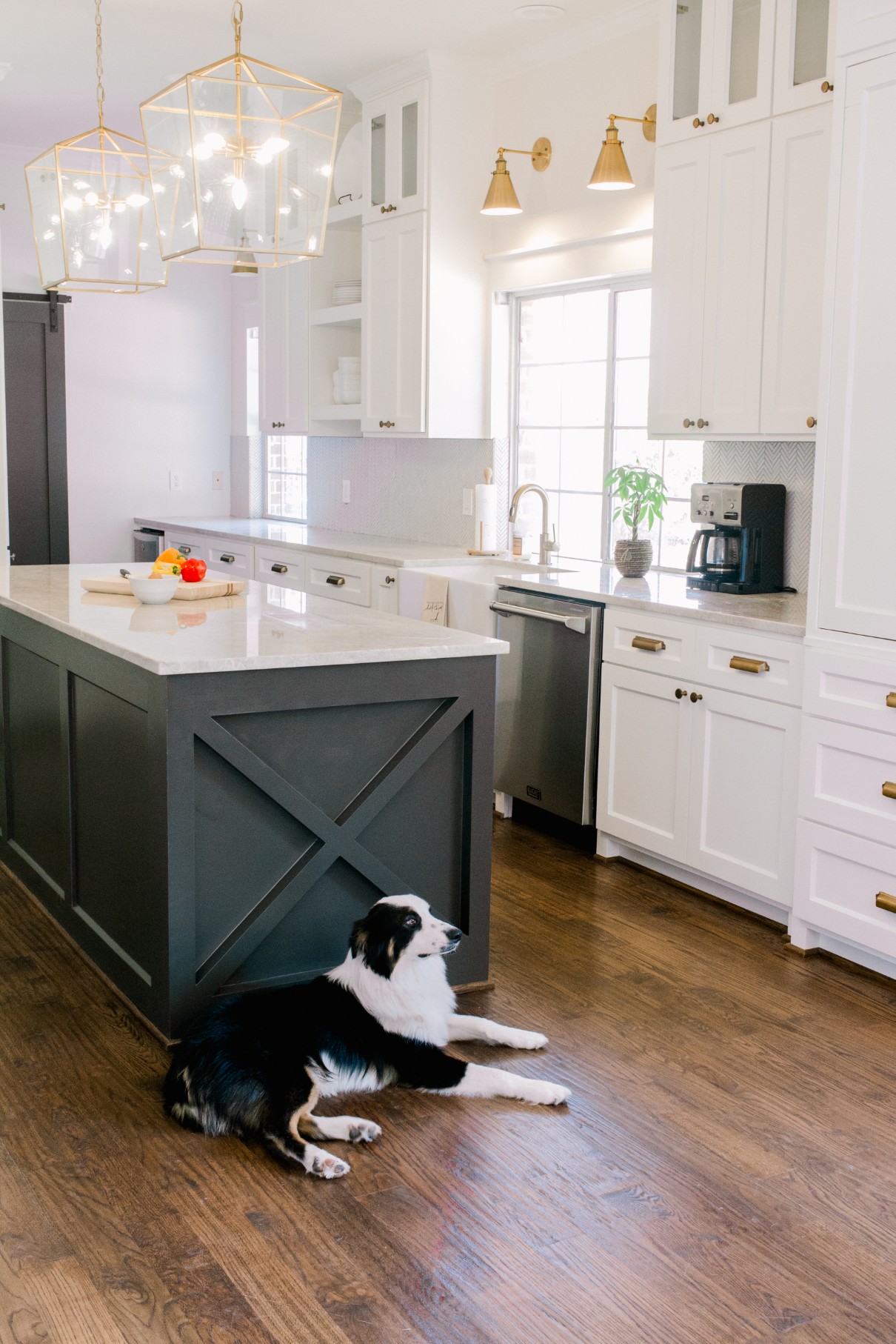 Trend We Re Loving Two Toned Kitchens Farmhouse Living