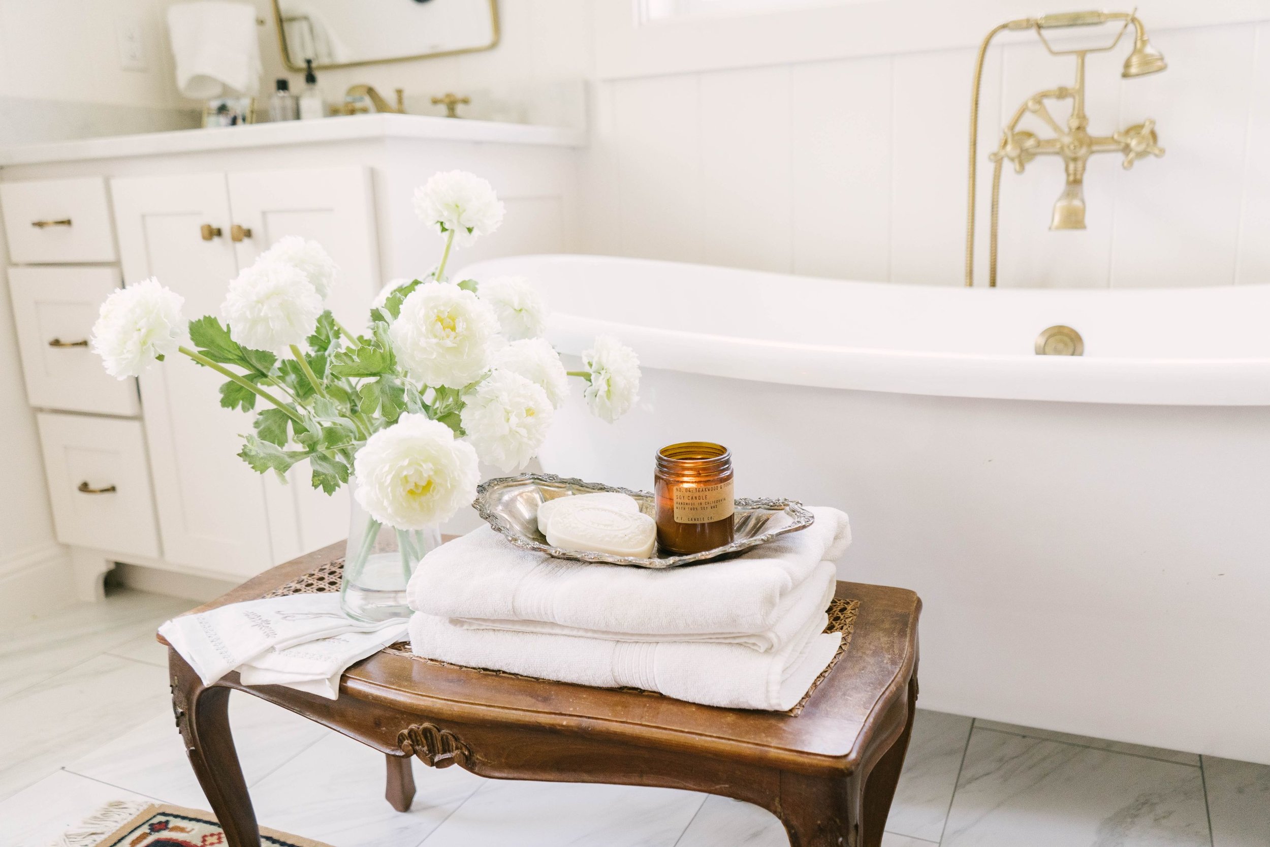经典农家乐之旅-金色和白色浴室-爪足浴缸